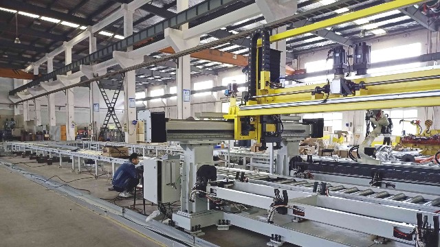龍門吊上梁、立柱機(jī)器人弧焊流水線